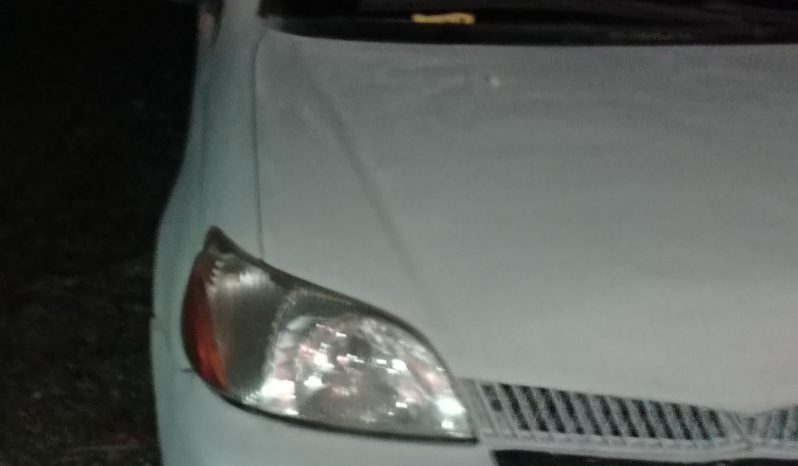 Usado Toyota Yaris 2000 lleno